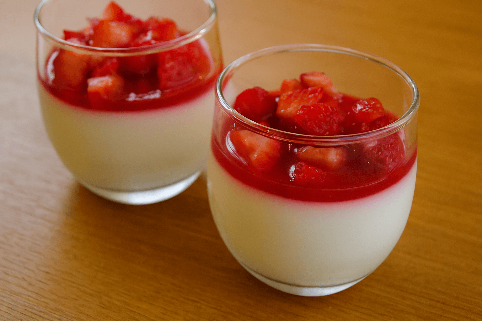 Kreminė braškinė panna cotta su želė sluoksniu