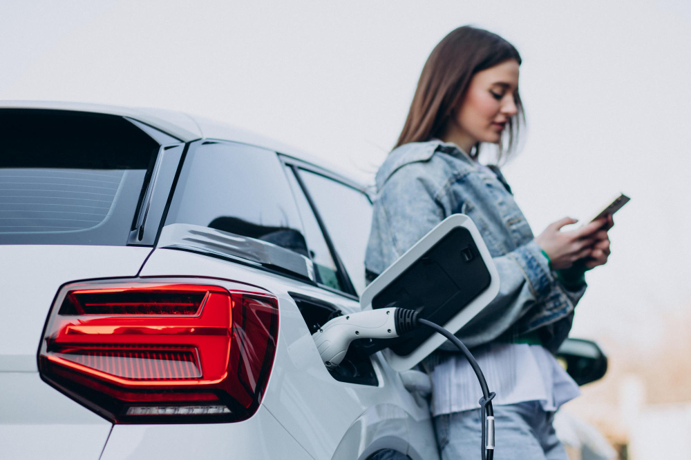 Ar verta investuoti į elektromobilį Lietuvoje 2025 m.? Privalumai ir trūkumai