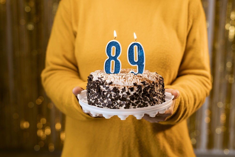 Sveikinimai 89-ojo gimtadienio proga: idėjos kortelei, žinutei ir šventės tostu